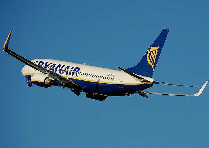 Ryanair: passeggeri si barricano in aereo per protesta
