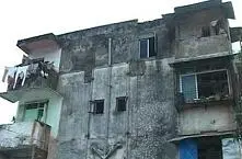 India: crolla edifico, 32 morti