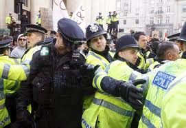 Londra, triplicate le tasse universitarie: violente proteste degli studenti