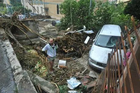 Bondi non si dimette. Il Sele rompe gli argini. Berlusconi stanzia 300 mln al Veneto