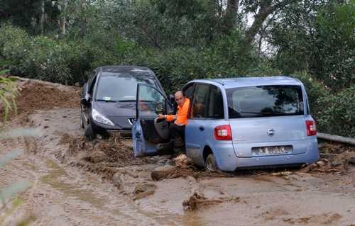 Maltempo: sei famiglie salvate dal fango, 300 sfollati a Salerno, animali in fuga