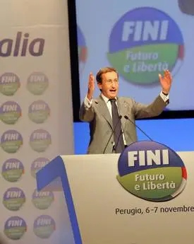 Fini: "Il Pdl è il decadimento culturale della politica! Berlusconi si dimetta!"