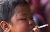 Bimbo indonesiano si toglie il vizio del fumo