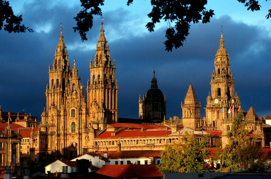 Papa Ratzinger a Santiago de Compostela: "E' la logica del servizio che deve ispirare i governanti"