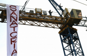 Brescia: la protesta "sospesa" sulla gru