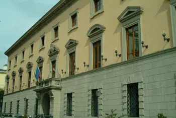 Per le prossime elezioni no al mimetismo politico