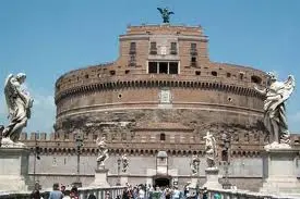 Manifestazione a Castel Sant'Angelo contro la pedofilia nella Chiesa. Contestato Lombardi