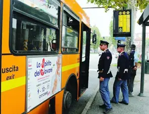 Bari: donna aggredita su autobus da due sconosciuti