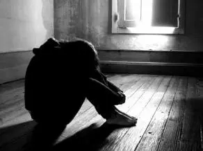 Ragazza in cerca di droga: stuprata dai suoi spacciatori