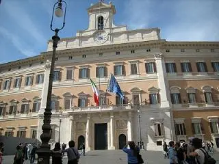 Il web impazza per l'eroica vecchietta!