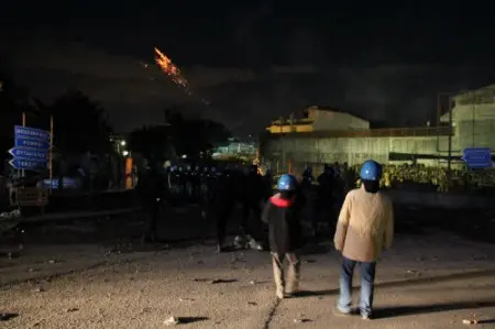 Rifiuti: notte tranquilla, all'alba polizia aggredita con spranghe