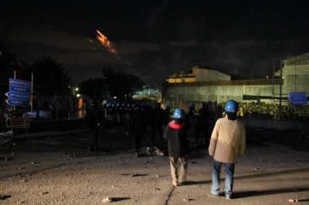 Rifiuti: notte tranquilla, all'alba polizia aggredita con spranghe