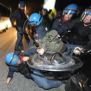 Terzigno: continua la protesta. Proposte inaccettabili e scoppia la polemica sui lacrimogeni scaduti