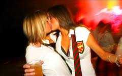 Barcellona: bacio "gay" per il Papa