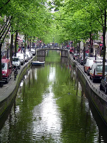 Scontro traghetto-cargo in canale Amsterdam: passeggeri in acqua