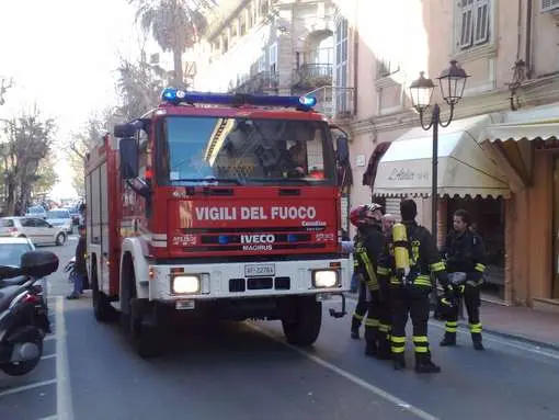 Bari: cede solaio di una palazzina