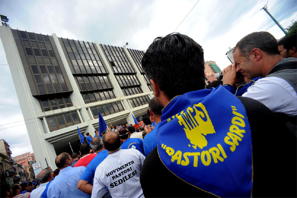 Scontri in pieno centro Cagliari