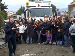 Terzigno: donna in protesta viene trascinata via dalla polizia e si ferisce alla testa