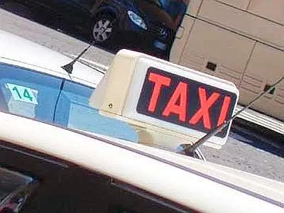 Taxista malmenato dopo aver investito un cane: condizioni gravi