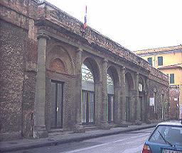 Bandiera del Pdci in una scuola di Livorno
