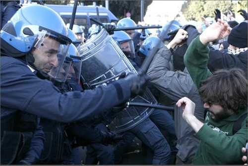 Milano: scontri tra polizia e occupanti della "Bottiglieria Occupata" [VIDEO]