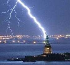 USA: dopo 40 anni di appostamenti riesce a fotografare il fulmine sulla Statua della Libertà