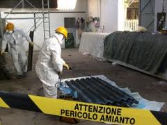 Avellino, butta lastre amianto in torrente: arrestato