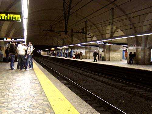 Roma: donna aggredita in metro esce dal coma, la mamma dell'aggressore chiede scusa