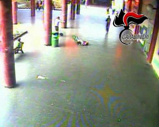 Migliorano le condizioni della donna aggredita in metro