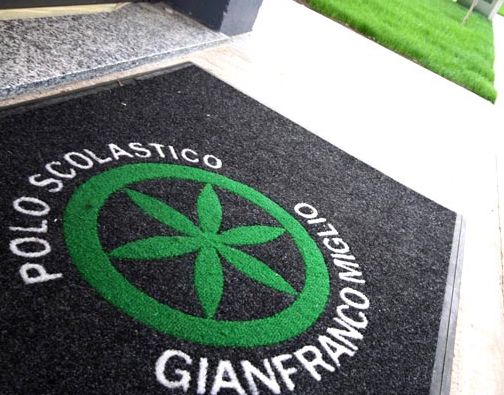 Rimozione dei simboli leghisti dalla scuola di Adro