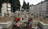 Napoli, scoperta truffa al cimitero:tombe abusive e cappelle violate