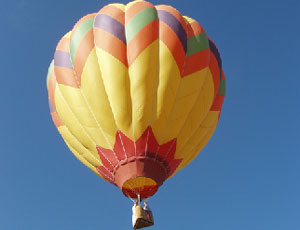 Incidente durante raduno mongolfiere, due feriti