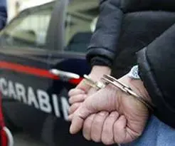 Latitante torna a casa per il compleanno della moglie e viene arrestato