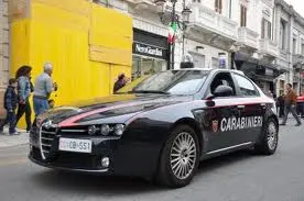 Crotone: giovane inseguito e accoltellato in un bar, tre arresti