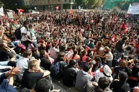 Manifestazione studenti, attimi di tensione. Ferito agente di polizia