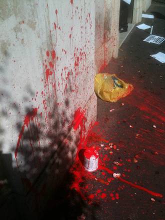 Uova e vernice contro alcune sedi Cisl in Italia