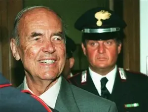 Erich Priebke può uscire di casa