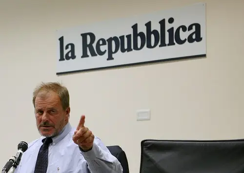 Il giornalista di 'Repubblica' Mastrogiacomo si autosospende da consigliere