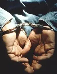 Ferisce gravemente la convivente con un forcone, arrestato