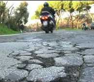 Buche killer: protestano i motociclisti