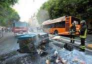 Raid vandalico a Napoli: gomme forate ai bus e cassonetti in fiamme