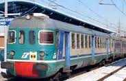 Sassi lanciati su un treno regionale del Reggino: due passeggeri feriti, convoglio soppresso