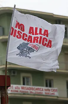 Lutto cittadino nei comuni vesuviani contro la discarica