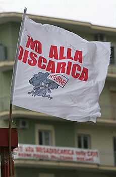 Lutto cittadino nei comuni vesuviani contro la discarica