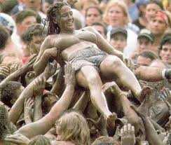 180.000 i partecipanti a Woodstock 5 stelle. Grillo lancia la sfida al Parlamento