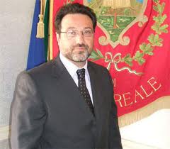 Questione rifiuti: bomba carta davanti sede comunale