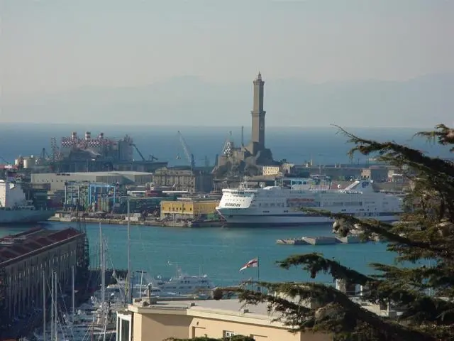 Auto caduta in mare a Genova: recuperato un uomo