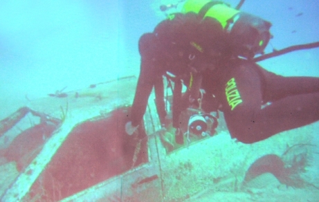 Genova: auto in coda agli imbarchi cade in mare