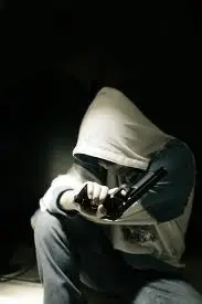 Vendetta: 16enne punta pistola alla fronte di un coetaneo