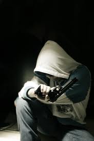 Vendetta: 16enne punta pistola alla fronte di un coetaneo